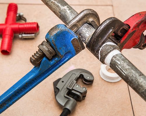Trouver le bon plombier pour votre dépannage : Un guide pas à pas
